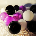 Producator locuri de joaca modulare de interior pentru copii – bile 8cm alb mov negru 2 main bile 8cm alb-mov-negru 2 main