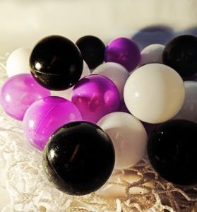 Producator locuri de joaca modulare de interior pentru copii – bile 8cm alb mov negru 2 main bile 8cm alb-mov-negru 2 main